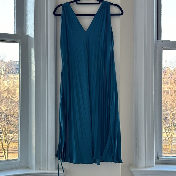 Loft Dress - Picture 3 of 5